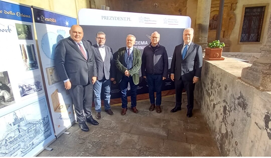 Handing over the boards of the exhibition “Niccolo Copernico. Pellegrinagio verso le stelle” to the Polish penitentiary at the Papal Basilica of St Anthony in Padua